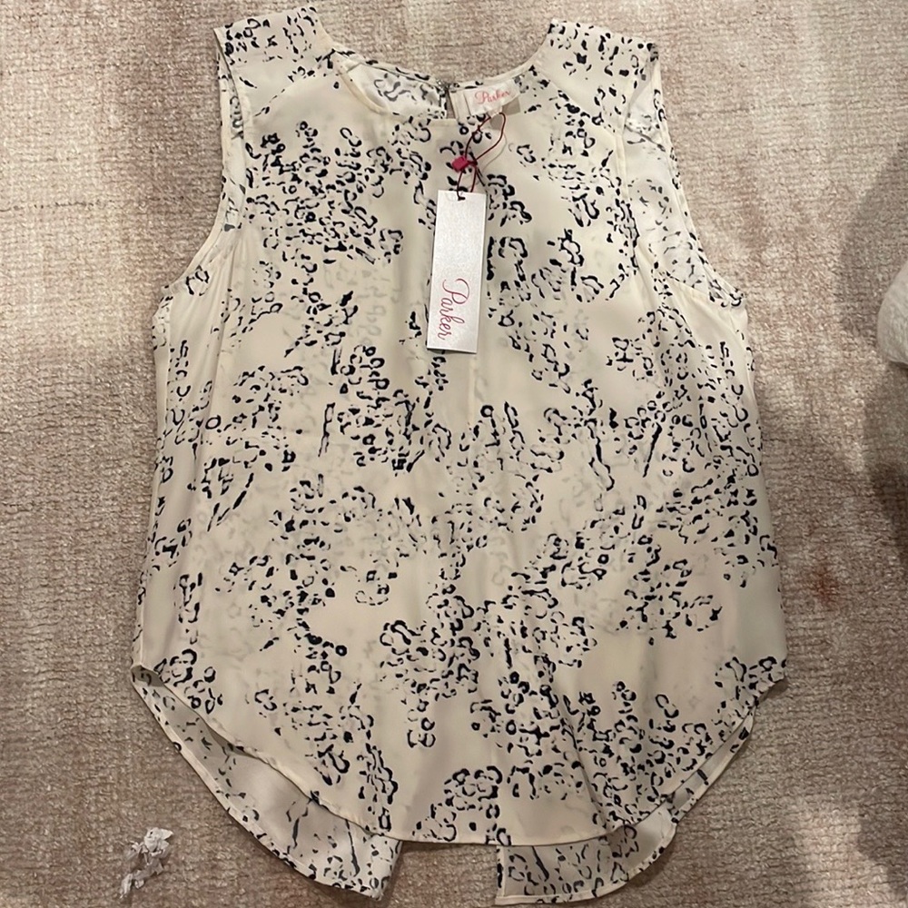 parker top never worn, size S, open back, cute black and white pattern